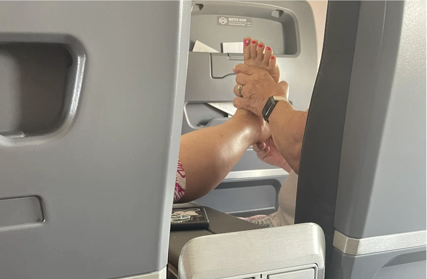 Airline passenger sold $250 feet pics mid-flight
